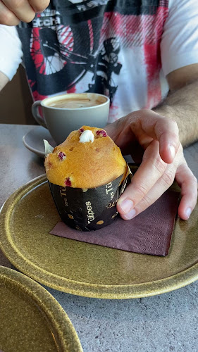 TOUM Tienda a granel & Cafeteria Open Times