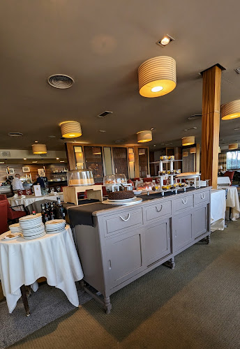 Opinii despre Restaurante en el Complejo Deportivo del RACE - Real Automóvil Club de España în Madrid - Gastronomía y hostelería