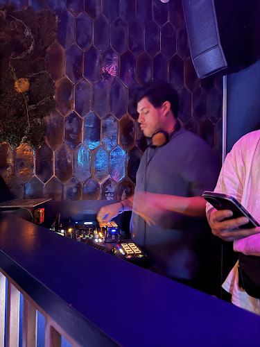 La Perla Club - 71 Oysterbar