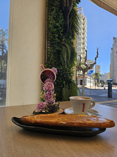 Cafeteria Bonjour Lounge & Bar