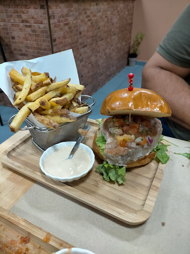 Mundo Burger Open Times