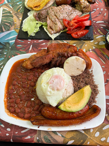 Restaurante Colombiano & Asador Carnitas - Gastronomía y hostelería