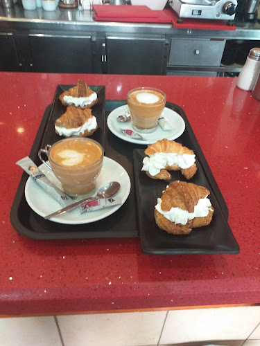 Opinii despre La Perla Montgat Fleca Cafeteria în Montgat - Gastronomía y hostelería