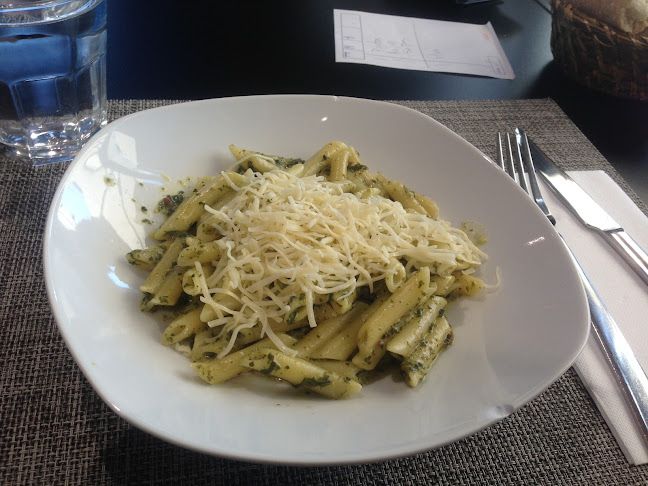 Bistro Creme de la Creme Phone number