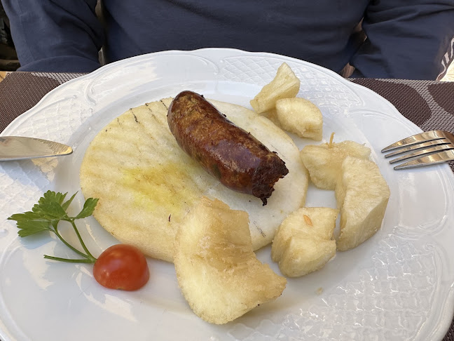 Yake's Cafetería Restaurante Phone number