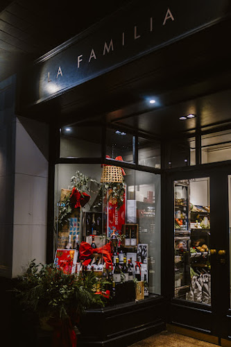 La Familia Phone number