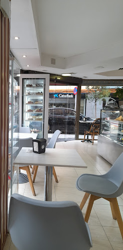 Pastelería Santiga Open Times