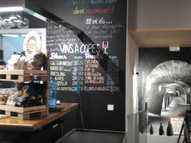 Opinii despre La Cava wine bar în Vilanova i la Geltrú - Gastronomía y hostelería