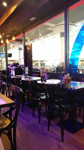 Comments and reviews of Foster's Hollywood